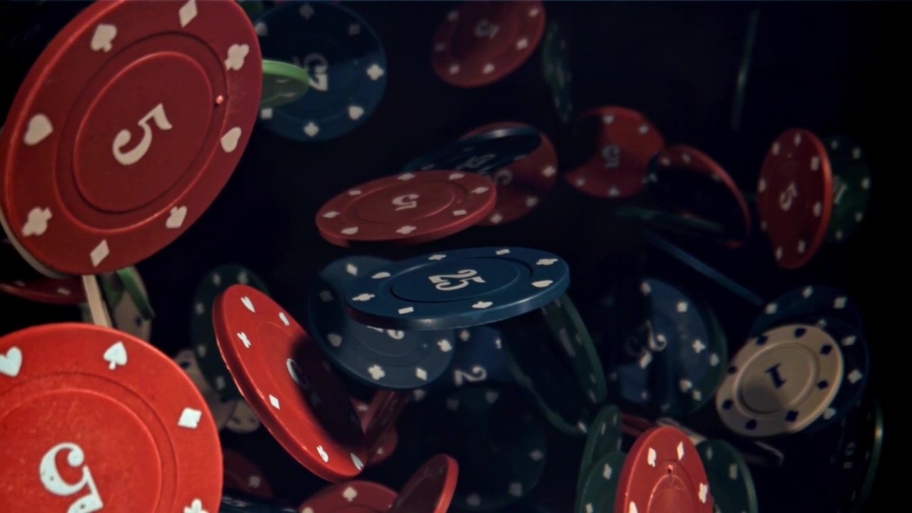 Chute de jetons de poker colorés au ralenti