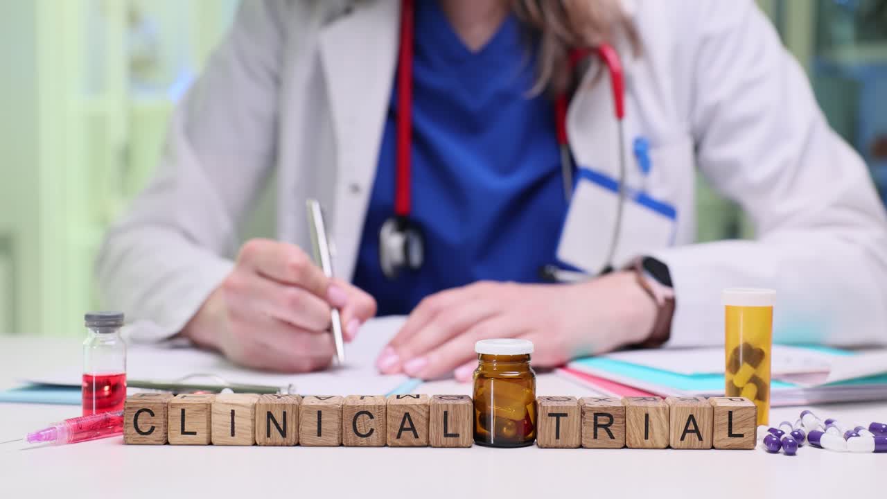 Treklosser staver frasen klinisk studie nær medisinske dokumenter