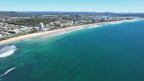 paseo en barco en las aguas turquesas de la playa de alexandra headland en sunshine coast, queensland, australia