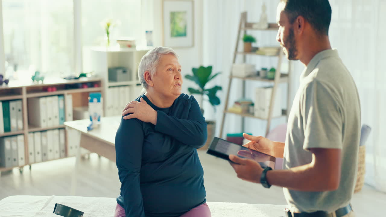 Fisioterapia, tablet e homem com mulher