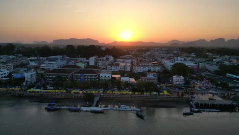 Sonnenuntergang-Stadt-Krabi-Altstadt-Thailand