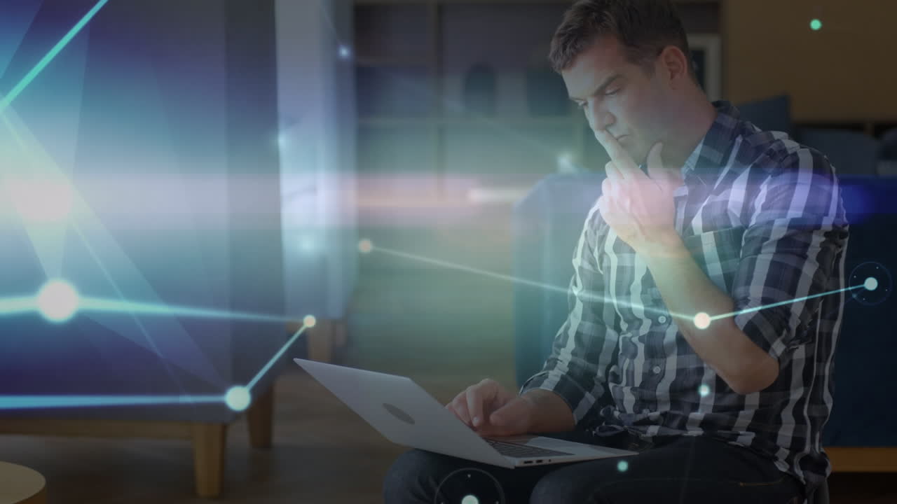 red de conexiones brillantes sobre el pensativo empresario caucásico senior usando la computadora portátil en la oficina