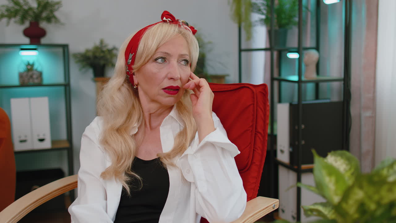 mujer mayor en el hogar sufre de una situación injusta problema, ruptura, depresión sentirse mal, agotamiento