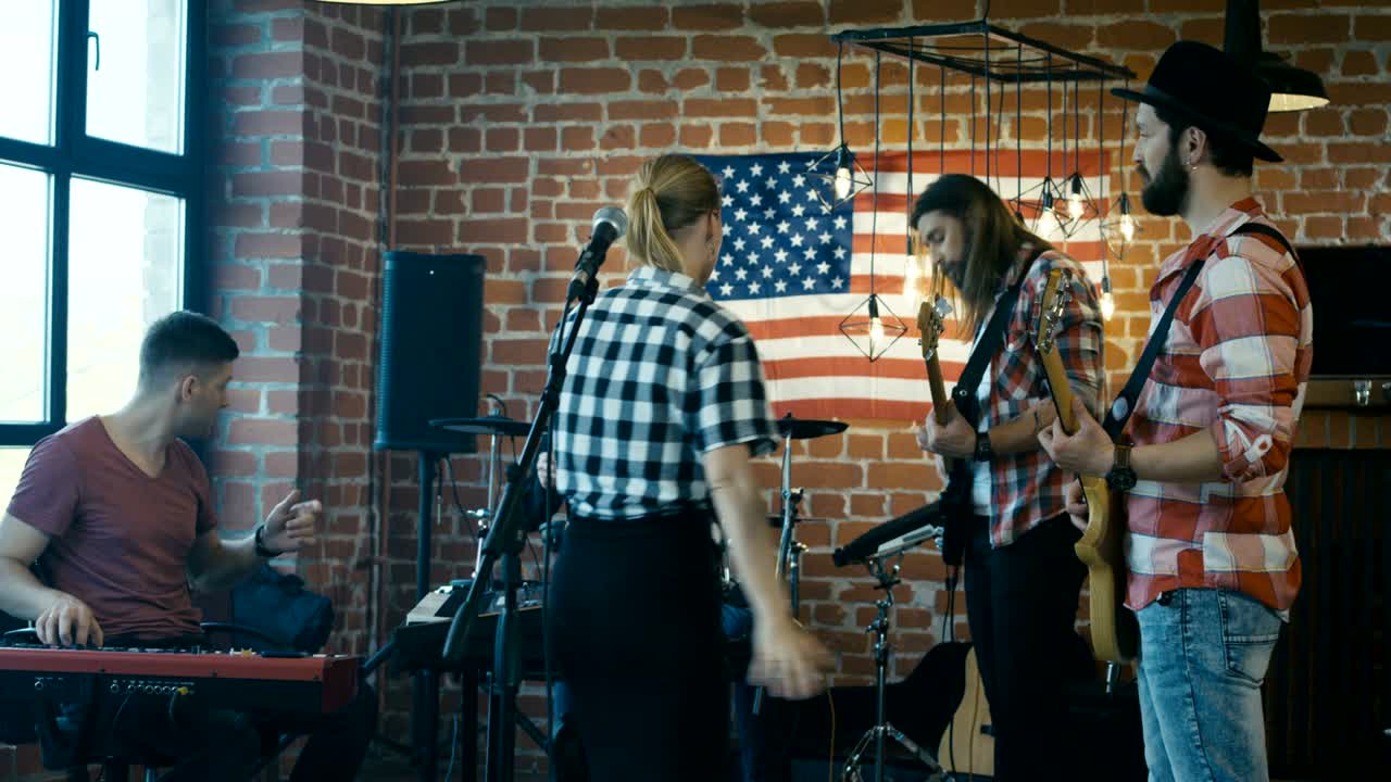 음악 밴드 가 연습 하는 동안 다 을 벌이고 있다