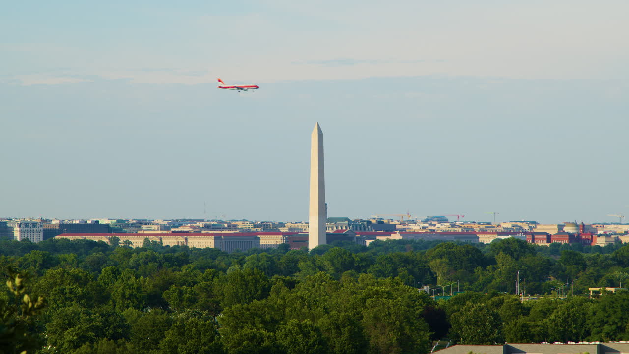 un avión comercial de pasajeros vuela más allá de washington, monumento en washington, d