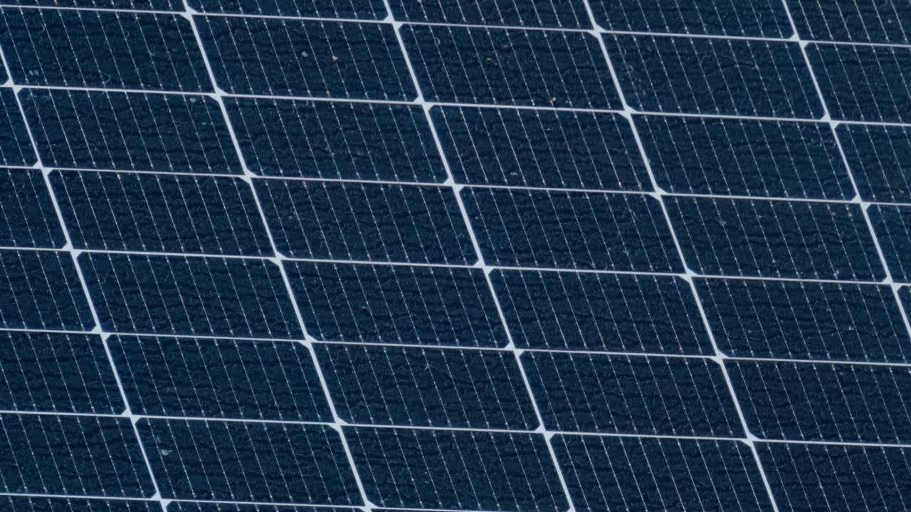 Primo piano di pannelli solari moderni che catturano la luce solare con precisione geometrica