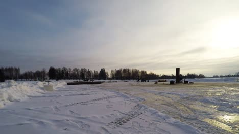 Brückenbaustelle-Auf-Dem-Gefrorenen-Flusseis-Im-Winter.-Zeitraffer-2