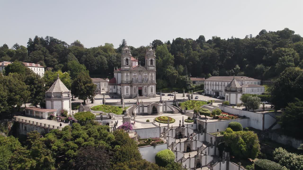 Vue aérienne en rotation lente au-dessus du monument du Sanctuaire de Bom Jesus au sommet de la colline - Braga