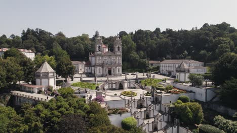 rotación aérea lenta sobre el monumento del santuario de bom jesus en la cima de la colina - braga