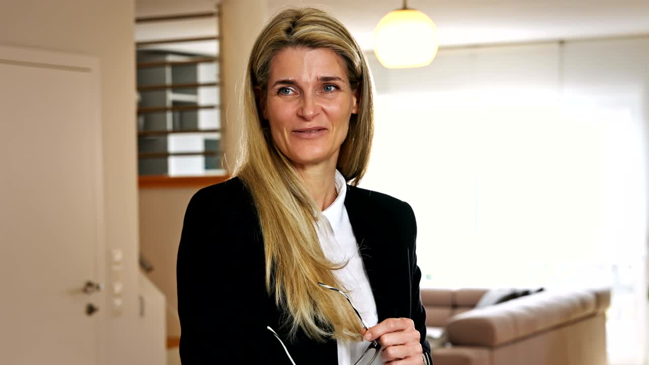 mujer de negocios de pie y sonriendo