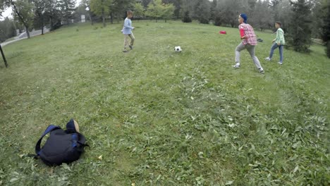 jugando al fútbol con amigos