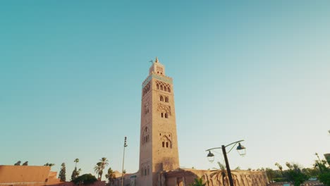 fotografía panorámica de la hermosa mezquita de koutoubia en marrakech, marruecos en la hora dorada