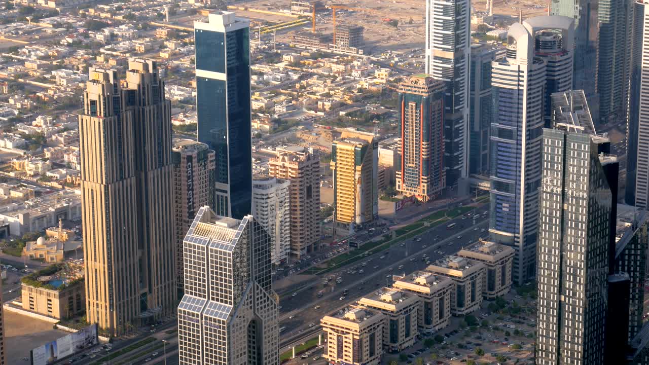 amplia carretera entre altos edificios modernos en la ciudad de dubai, vista desde arriba