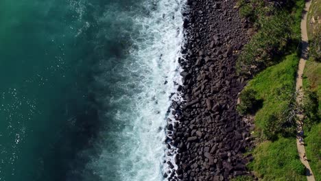 Burleigh-Cabezas-Olas-Golpeando-Rocas-Drone