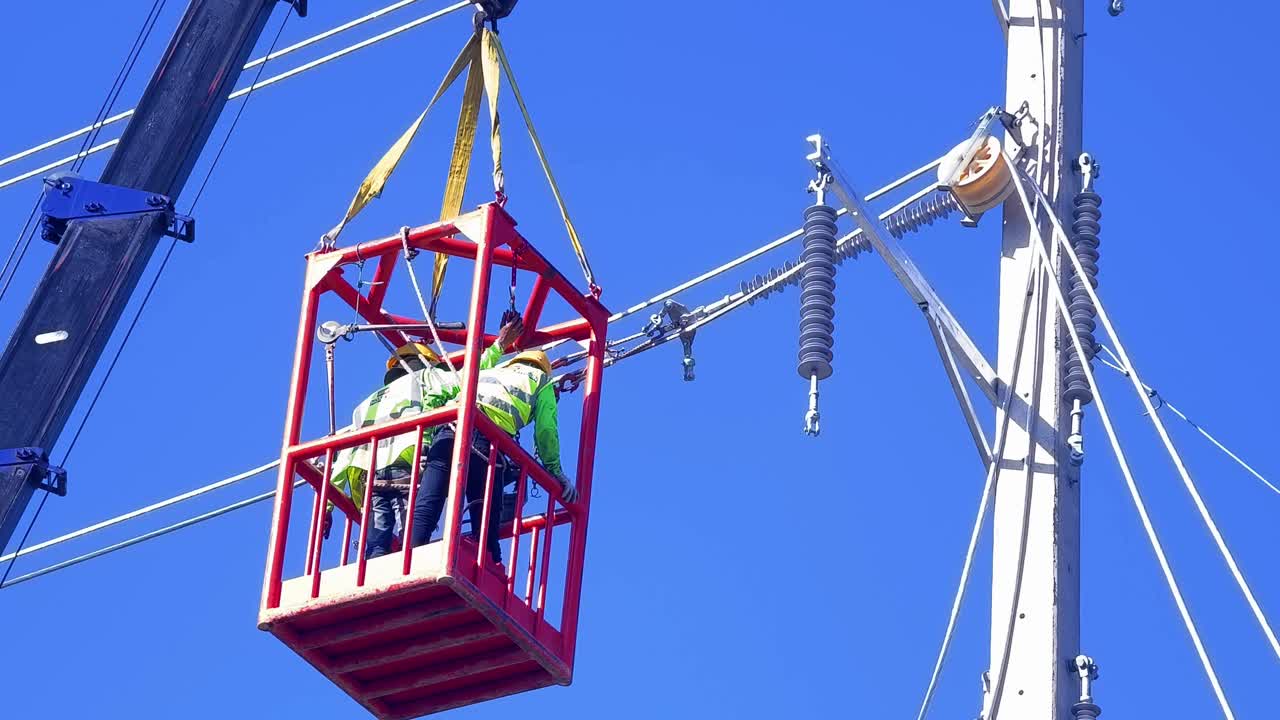 고전압 전기 유지보수 작업자