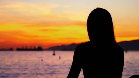 Frau-Macht-Yoga-Am-Strand