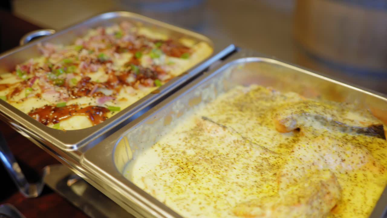 comida buffet huevo calentado tocino caliente