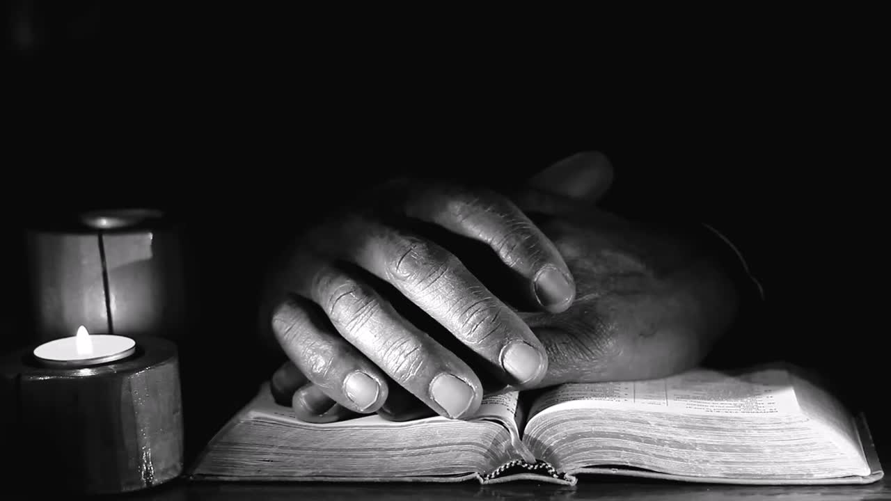 orar a dios con la biblia fielmente adorar con la gente imágenes de stock video de stock