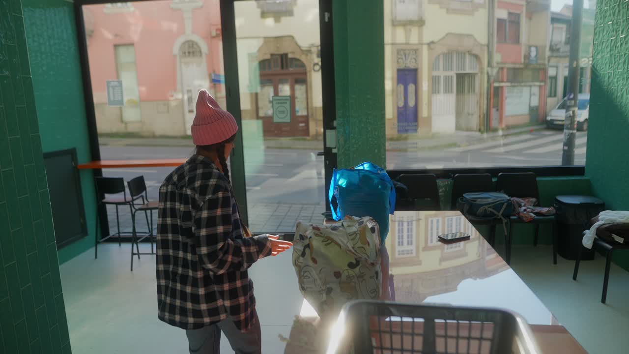 현대 도시 카페 에서 기다리는 여행자