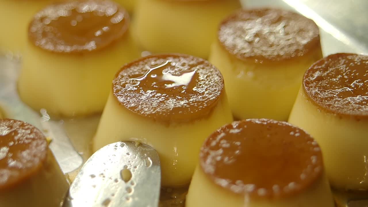 Detailní záběr několika jednotlivých dezertů flan s karamelovou polevou