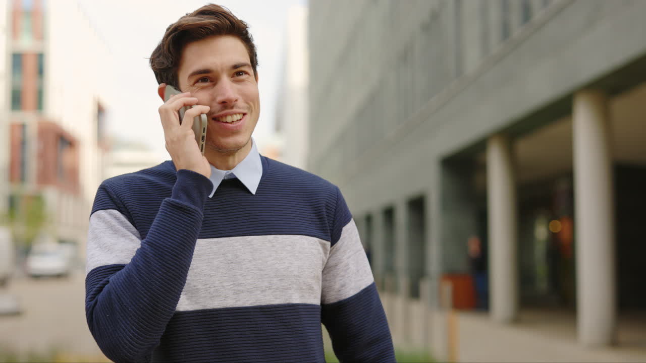 도시에서 전화로 얘기하는 남자