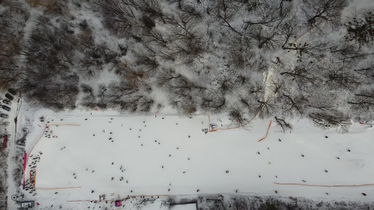 스키 리조트 슬로프에서 드론 보기. 공중에서 숲과 스키 슬로프. 드론으로 본 겨울 풍경. 스키장의 눈 덮인 풍경. 항공 사진