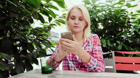 Una-Joven-Rubia-Descansa-En-Un-Café-En-La-Terraza-De-Verano-3