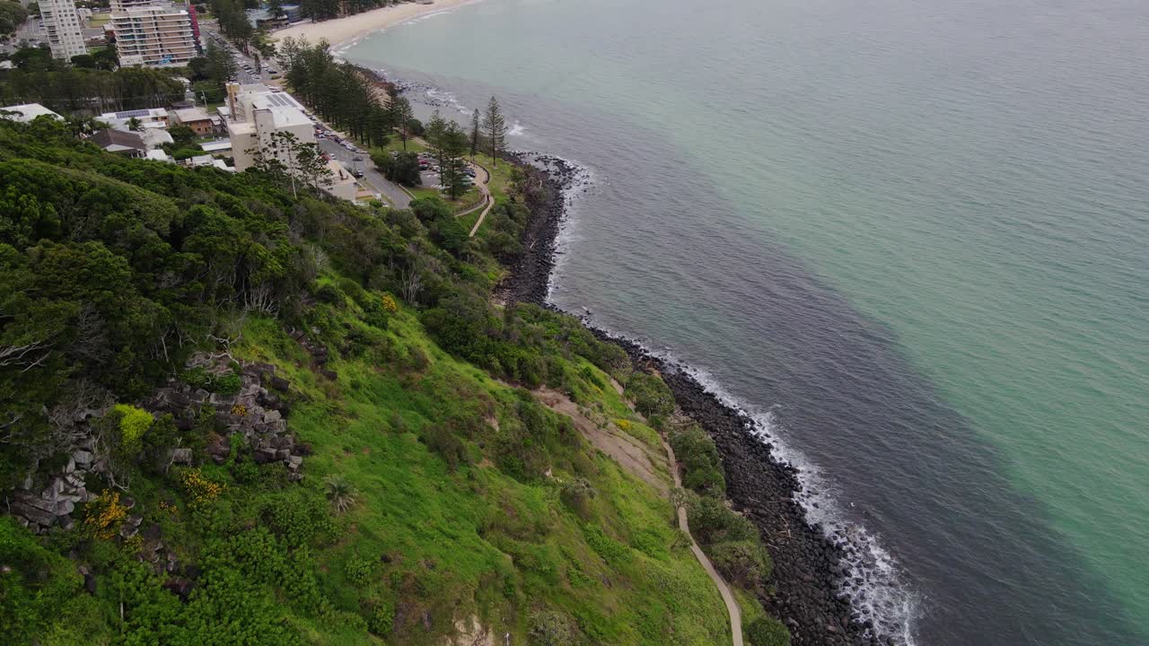 burleigh headland의 바다 전망 트랙과 호주 queensland의 burleigh head rock pools의 맑은 물