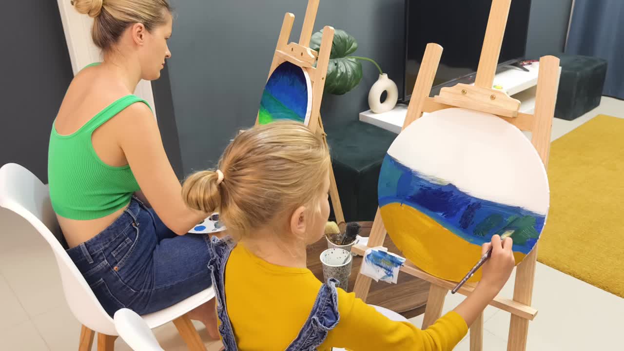 мать и дочь рисуют вместе дома