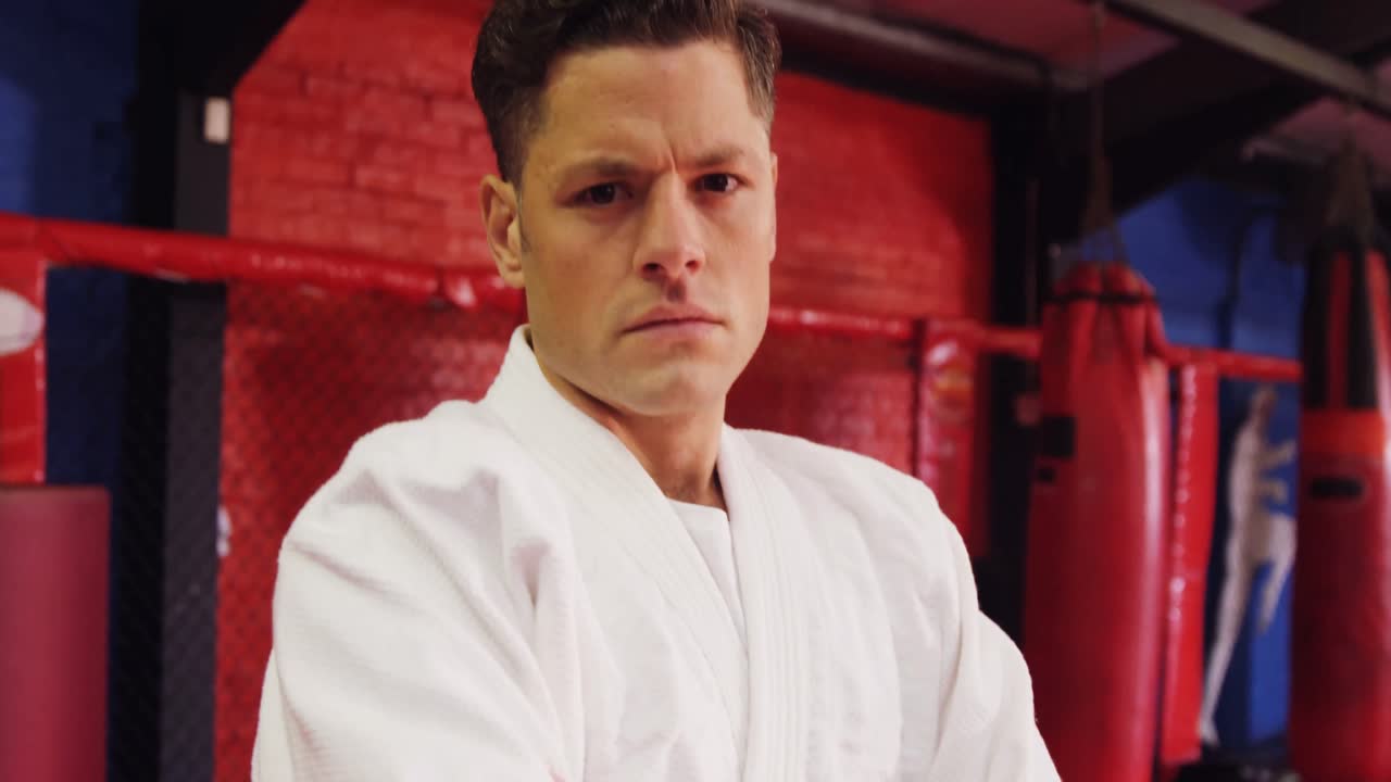 팔 을 고 서 있는 남자 의 초상화