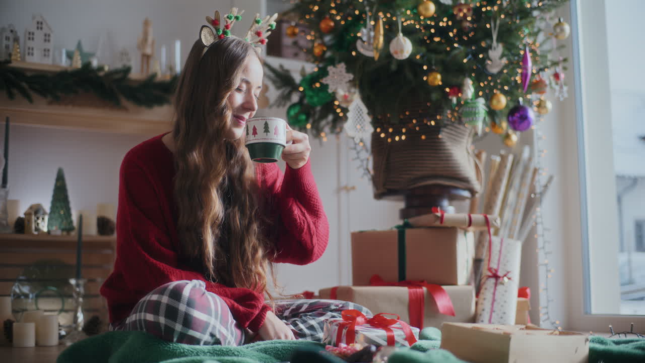 mujer feliz oliendo café fresco aromático durante la navidad en casa