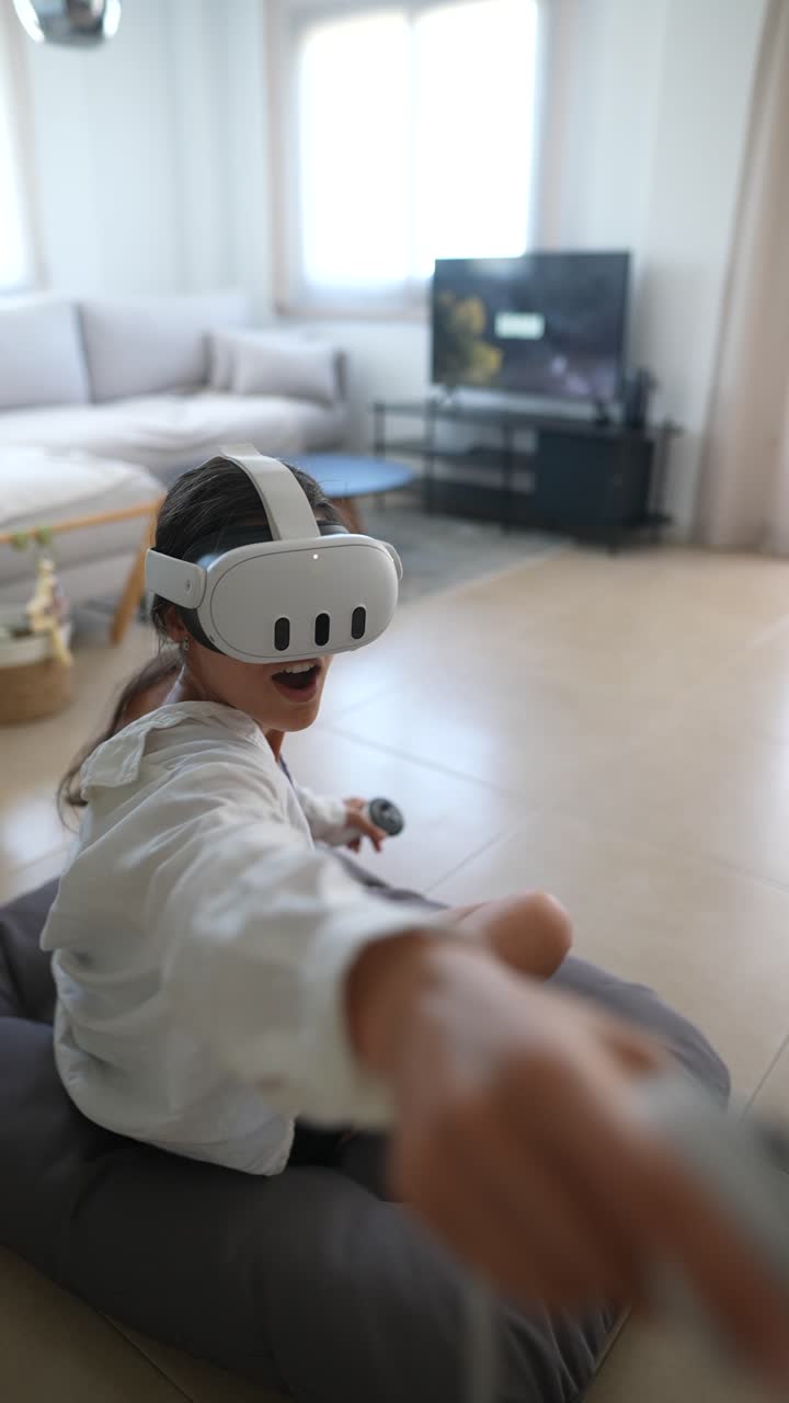 Donna che gioca a un videogioco VR a casa