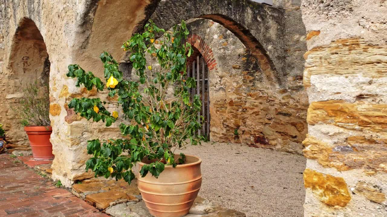 오래된 미션 아키텍처 디자인, 화분 및 다채로운 벽돌 작업, 타일 바닥이 있는 돌 스캔