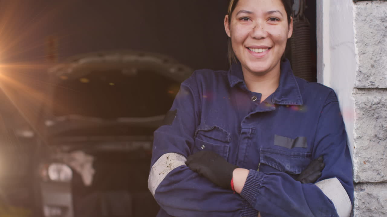 animación de luz brillante sobre una mecánica de automóviles caucásica en un taller