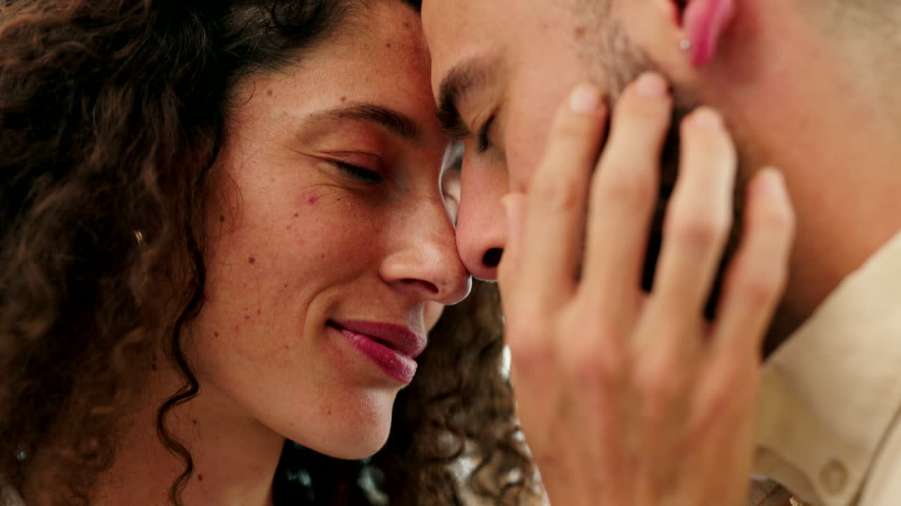 amor, tocando y pareja romántica de pie