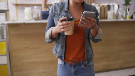 nada se interpone en el camino de una chica y su café