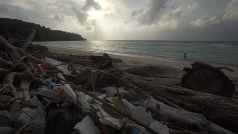 contaminación plástica en la playa