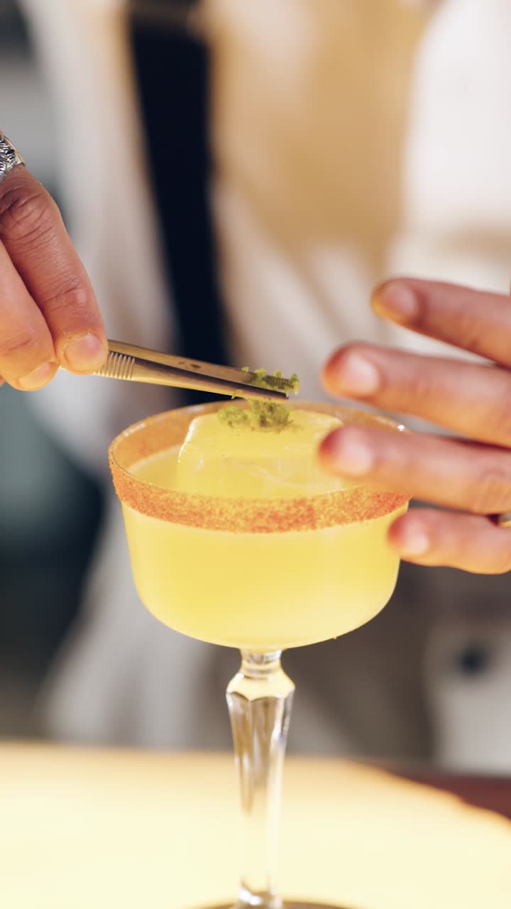 Ferahlatıcı Bir Kokteyli Limon Kabuğu Rendesiyle Süsleyen Barmen