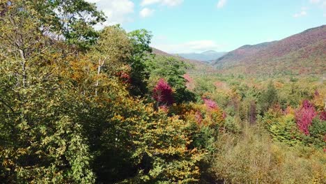 Una-Antena-Sobre-Los-Bosques-De-New-Hampshire-Y-Las-Montañas-Blancas-Con-El-Monte-Washington-Distante-3