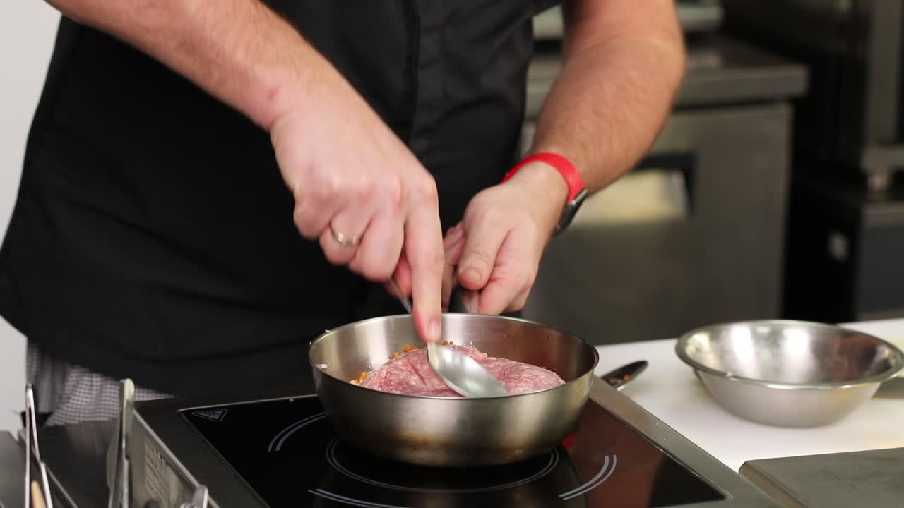 preparación de carne molida en una sartén