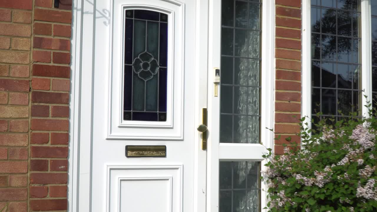 mensajero entregando paquetes durante la cuarentena