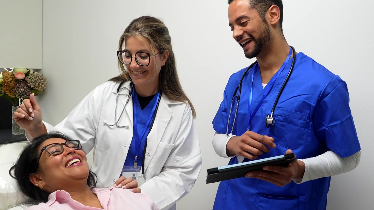 Personale medico in consulto con un paziente in clinica