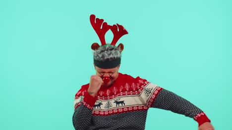 Fröhlicher-Mann-Im-Pullover-Weihnachtsmann-Schreit,-Feiert-Erfolg,-Gewinnt,-Zielerreichung