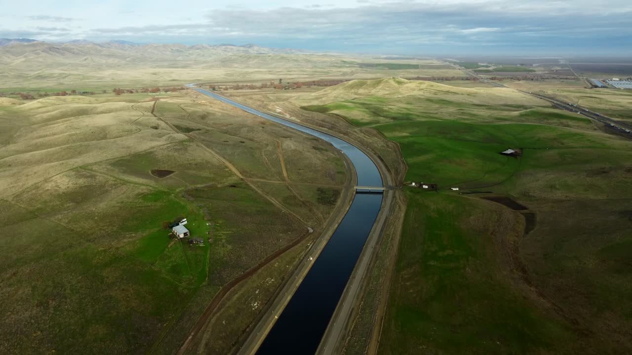 estados unidos, ca, newman,, 2024-12-28 - vista de avión no tripulado del valle central de california con i-5 a la derecha y un acueducto a la izquierda
