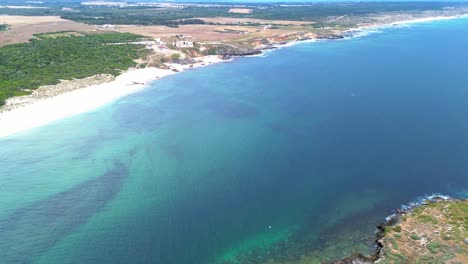 Vista-Aérea-De-La-Costa-Escarpada-Con-El-Océano-Azul-Y-Las-Olas-Rompiendo,-Portugal,-4k