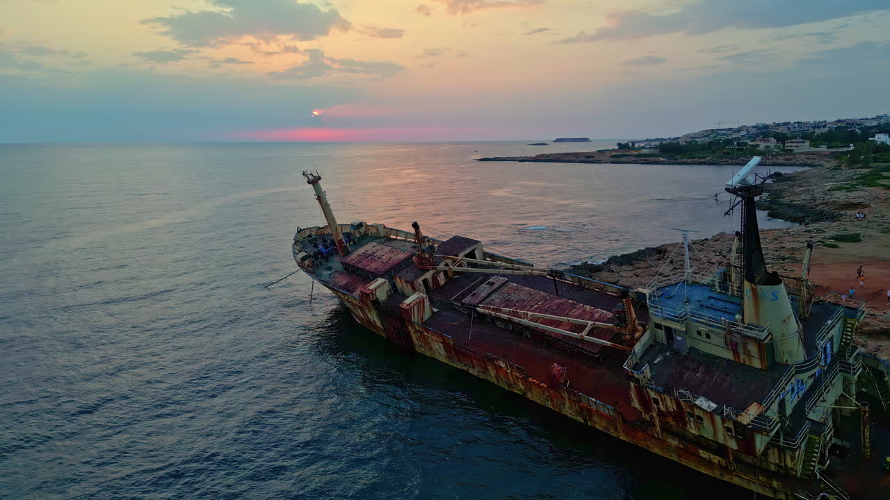 페게아, 파포스, 키프로스의 해변을 따라 에드로 3호 선박이 침몰한 곳에서 뒤로 움직이는 항공 드론 촬영