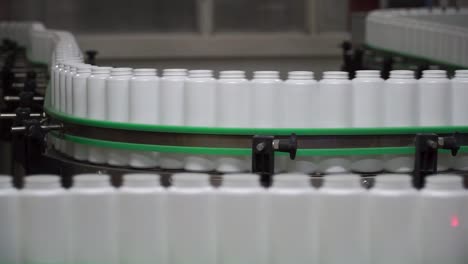 botellas de plástico en una cinta transportadora en una planta de fabricación