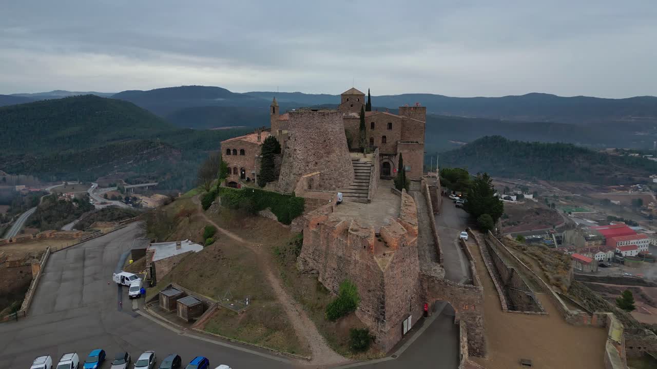 histórico castillo de cardona con vistas panorámicas de la ciudad y las montañas circundantes