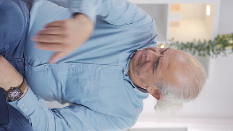 el video vertical del anciano sudoroso huele mal y es ofensivo.