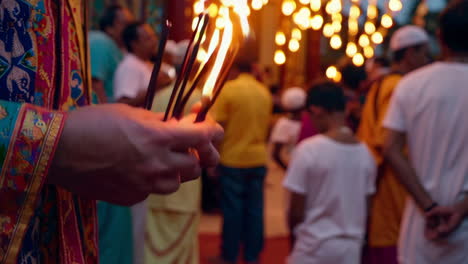 bruciare incenso in un tempio